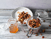 Dinkel-Nuss-Granola mit gepopptem Amarant und Kokoschips
