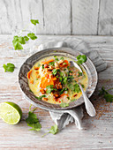 Vegane Asia-Gemüse-Suppe mit Reisnudeln und Tofu