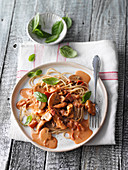Wholemeal spaghetti with chicken breast and mushrooms