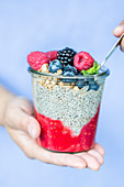 Chiapudding with berries and cereal