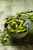 Edamame in Keramikschälchen