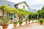 Französisches Landhaus aus Stein mit großer Terrasse