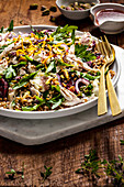 Hähnchensalat mit Labneh, gebratenen Pflaumen und Getreide