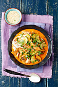 Rotes Curry mit Lachs, Zucchini und Pilzen (Asien)