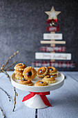 Marzipankränze mit Marmelade (weihnachtlich)