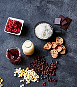 Zutaten für Schokoladen-Himbeerschnitten mit Kokosflocken