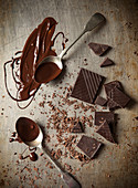 Dunkle Schokolade in Stücken, Raspeln und flüssig