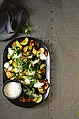Warmer Zucchini-Halloumi-Salat mit Jogurtdressing