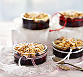 Baked desserts with berries and almond crumble (vegan)