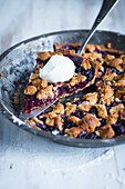 Blueberry tart with crunchy oatmeal and cream