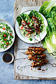 San Choy Bow Spieße mit Salatblättern und Koriander-Reis