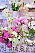 Gedeckter Tisch für eine sommerliche Gartenparty