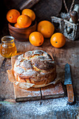 Süsses Brot mit Honig und Orangen