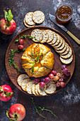 Gebackener Brie im Blätterteig mit Feigenmarmelade und Thymian