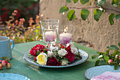 Kleine Tischdekoration mit Kranz aus Rosenblüten