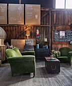 Grüne Polstergarnitur und Vintage Accessoires in Lounge mit Holzverkleidung
