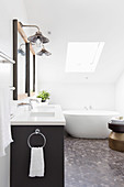 Doppelwaschtisch und frei stehende Badewanne im Dachgeschoss-Badezimmer