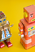 Roboterfiguren auf gelbem Grund