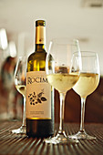 Weißwein in der Flasche und in Gläsern, Weingut Herdade do Rocim, Alentejo, Portugal