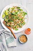 Hähnchen-Nudel-Salat mit Limette und frischen Kräutern