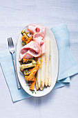 Spargel mit Süßkartoffeln, Zucchini und gekochtem Schinken