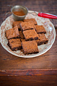 Brownies mit Kakaopulver auf Servierplatte