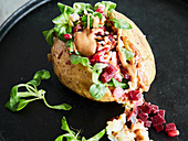 Vegan baked potatoes with beetroot and lamb's lettuce