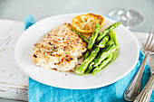 Quick lemon chicken with green asparagus