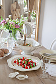 Spieße mit Tomaten und Mozzarella auf nostalgisch gedecktem Tisch