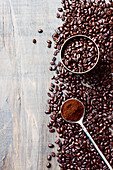 Stillleben mit gemahlenem Kaffee und Kaffeebohnen (Aufsicht)