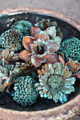 Blumendeko in den Farben von oxidiertem Kupfer