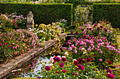 Rosengarten mit Wasserbecken, Hecken trennen Gartenräume