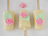 Cheesecake on sticks decorated with fondant flowers