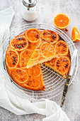 Gestürzter Orangenkuchen, angeschnitten