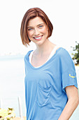 Rothaarige Frau in blauem T-Shirt mit weißem Top