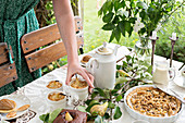 Gedeckter Tisch mit verschiedenen Birnenkuchen und -desserts
