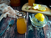 Switchel: Abnehmdrink mit Ingwer, Apfelessig, Sirup und Zitrone