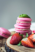 Erdbeer-Basilikum-Macarons