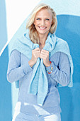 Blonde Frau in blauem Pullover