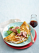Omelette mit Fadennudeln und Hoisin-Schweinefilet