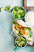 Kokos-Fisch-Tacos mit Gurkensalat