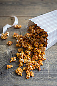 Karamell-Popcorn mit getrockneten Apfelstückchen