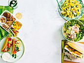 Nudelsalat mit Curry-Hähnchen und Mango; Grüner Reissalat; Sandwich mit Truthahnbrust und Pfirsich; Bento Box mit Falafel und Dip; Tacos mit Halloumi und Möhren