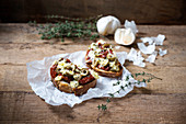 Vegane Röstbrote mit eingelegten getrockneten Tomaten, Oliven und Thymian, überbacken mit pflanzlichem Käse