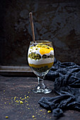 Veganes Dessert im Glas aus Matchakuchen, Mangopüree und Sojajoghurt