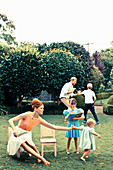 Familie mit drei Kindern im Garten