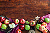 Verschiedene Äpfel auf rustikalem Holztisch