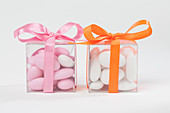 Rosafarbene und weiße Zuckermandeln in Plastikverpackung