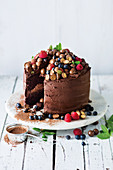 Death By Chocolate Cake mit frischen Beeren (USA)