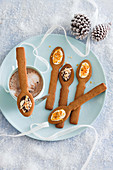 Lebkuchenlöffel mit Schokolade zum Eintauchen (weihnachtlich)